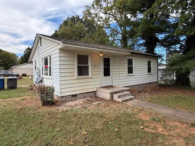 3 bed, 1.0 bath, 900 sqft, $1,350 — Photo 1