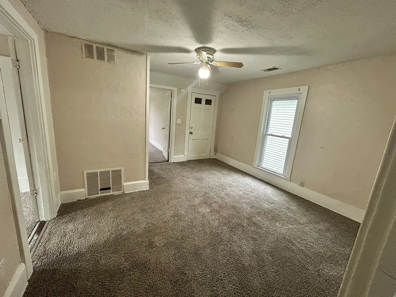 2 bed, 1100 sqft, $950 — Photo 2