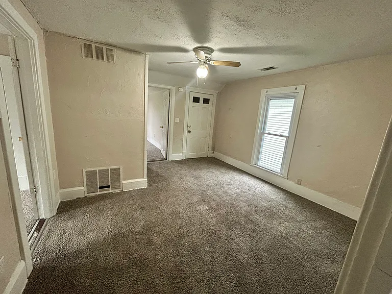 843 Bond St #UP — Photo 2