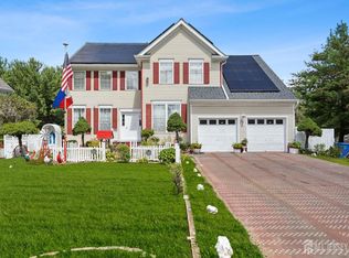 2 Golfview Ct, Monroe Township, NJ 08831