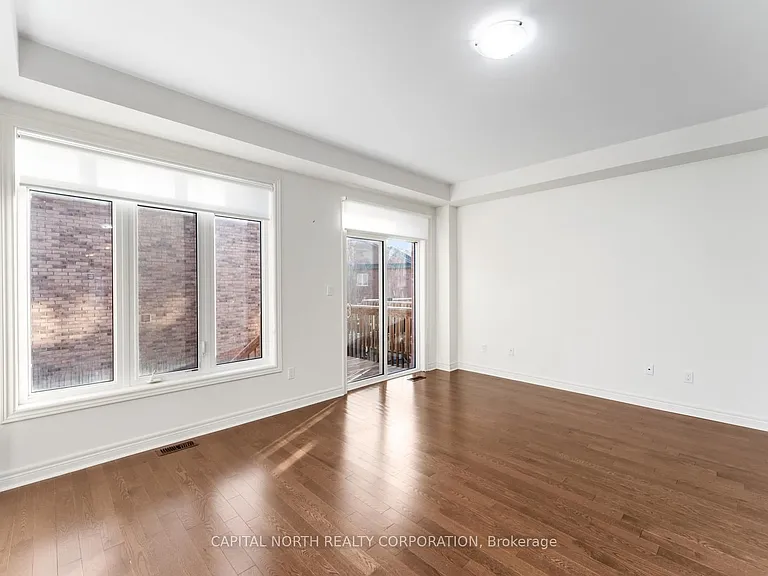84 Fortis Cres — Photo 15