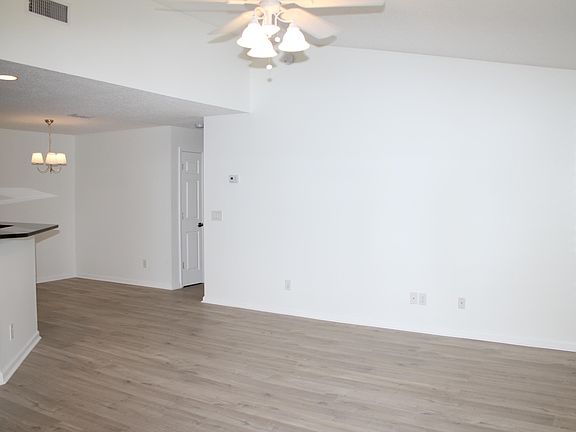 5th image of 13715 N Richmond Park Dr #707