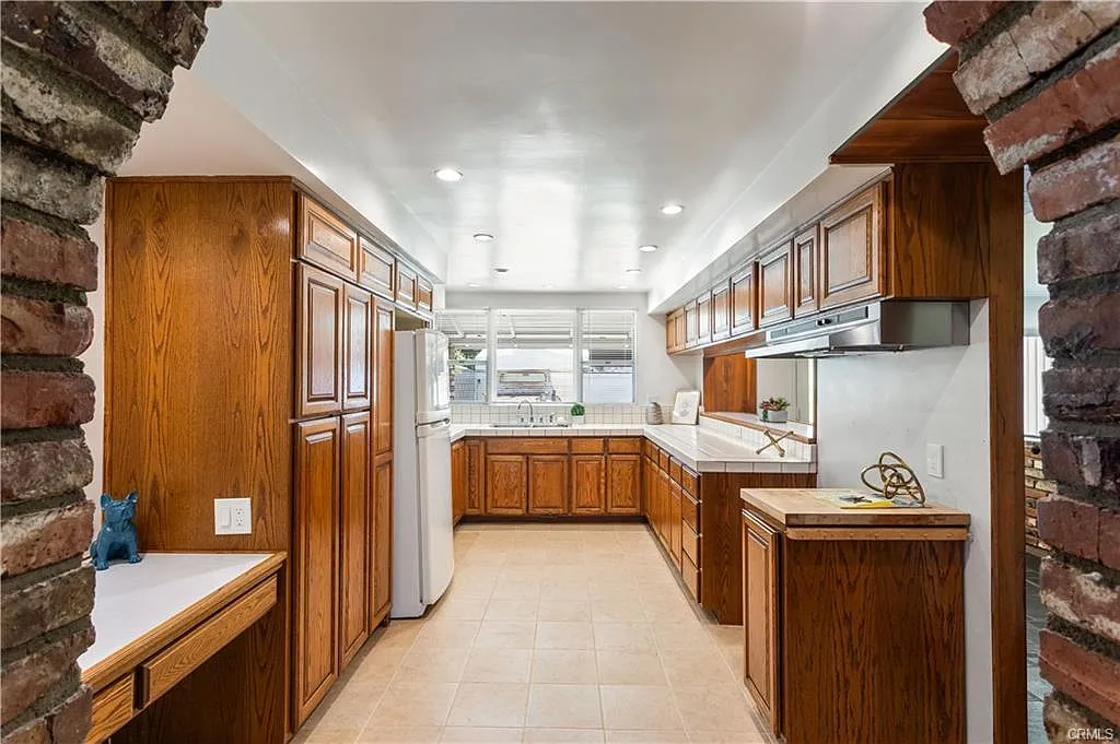 3 bed, 2400 sqft, $3,950 — Photo 3