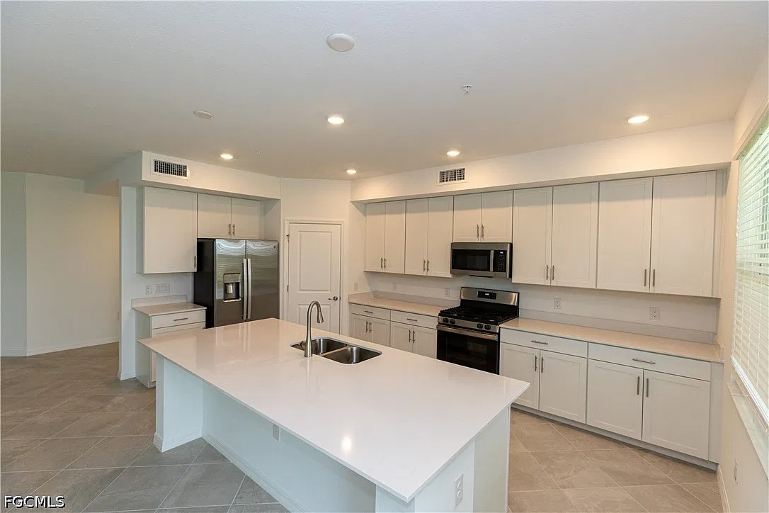 3 bed, 2.0 bath, 1749 sqft, $2,600 — Photo 4