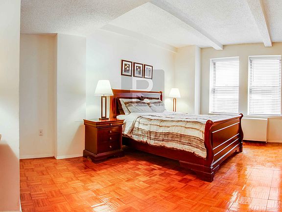 3rd image of 150 W 51st St APT 1527