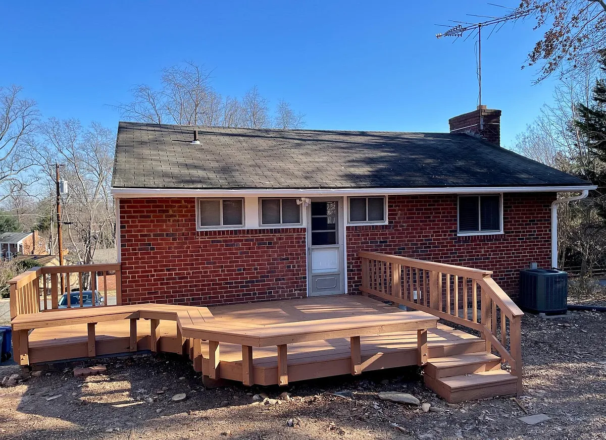 New deck at the back - 2601 Sigmona St