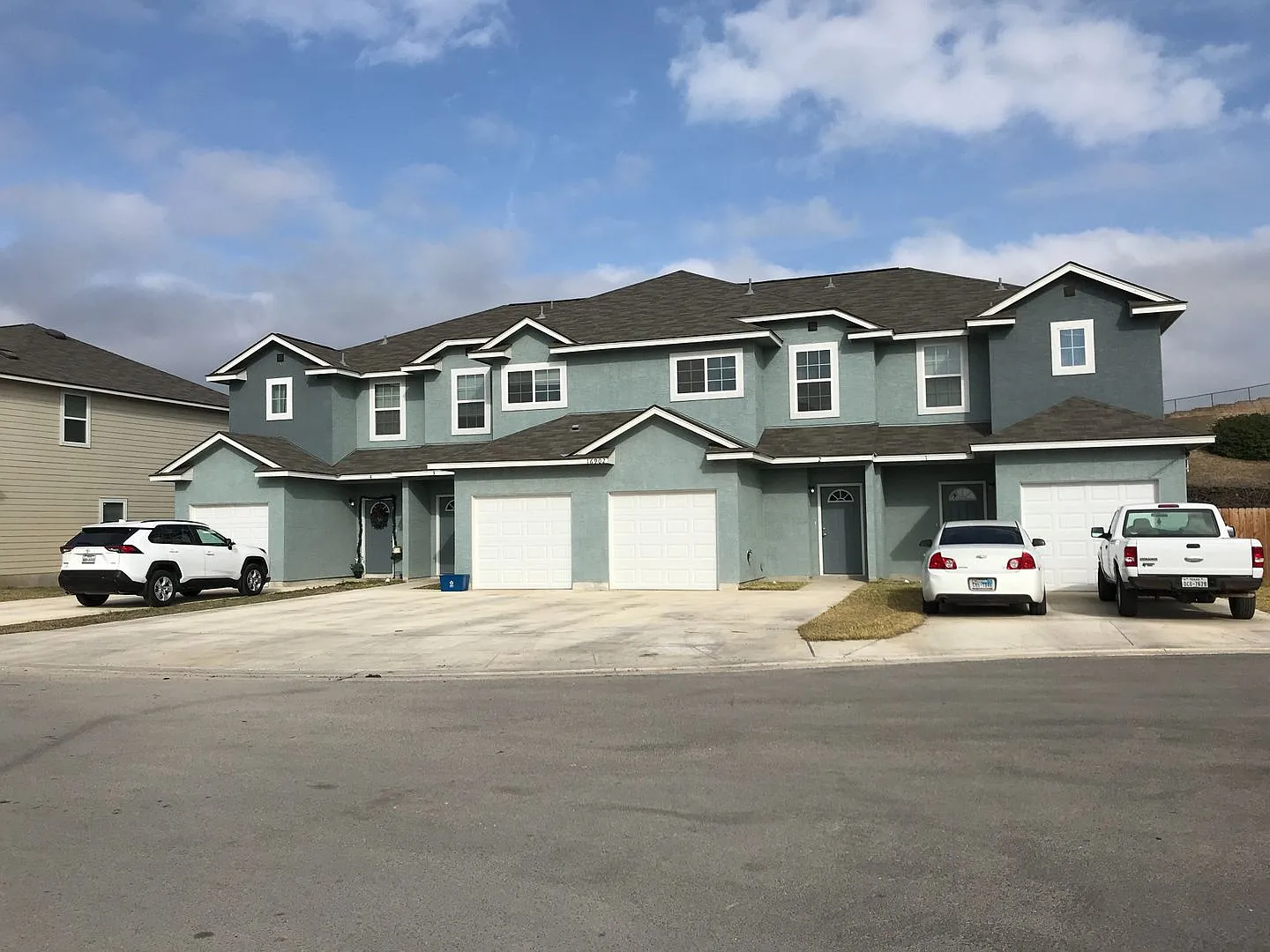 Town home for rent — Photo 1
