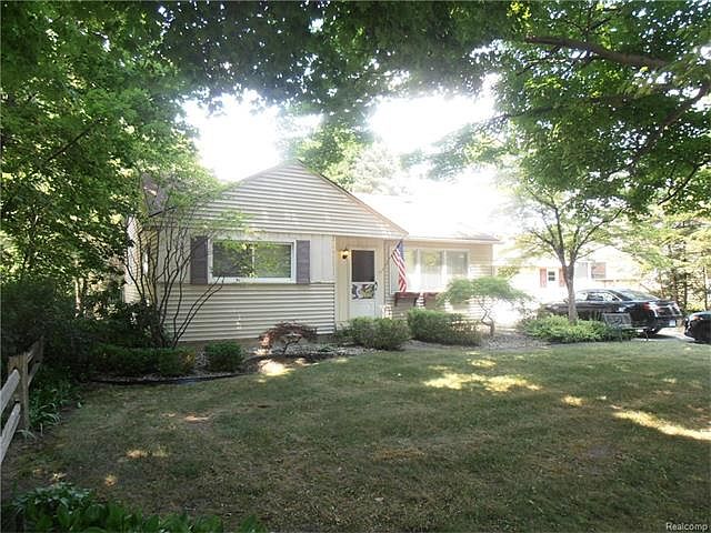 1st image of 33520 Edmonton St
