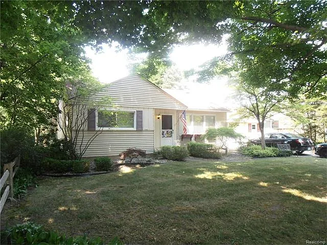 33520 Edmonton St photo 1