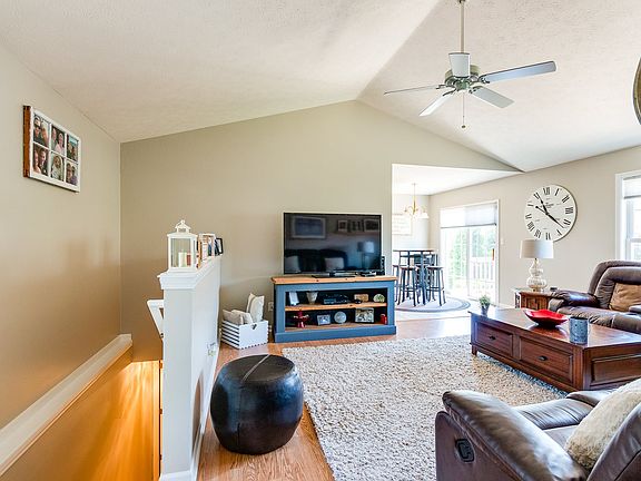 3rd image of 3342 Glenn Oak Dr