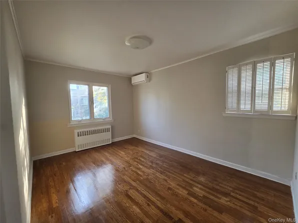 58-55 197th St, Fresh Meadows, NY 11365