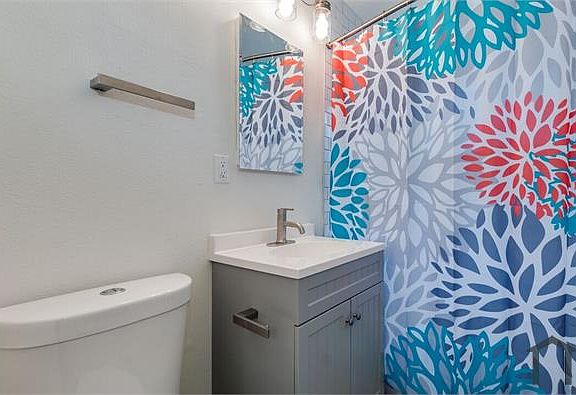 5th image of 402 W Earll Dr APT 6