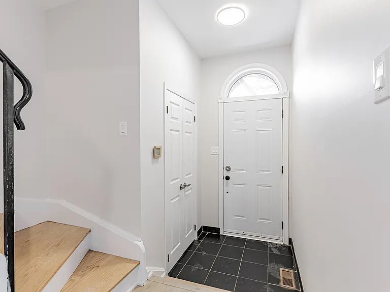 207 Davisville Ave — Photo 23