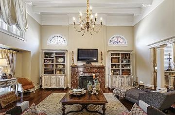 3rd image of 11 Versailles Blvd