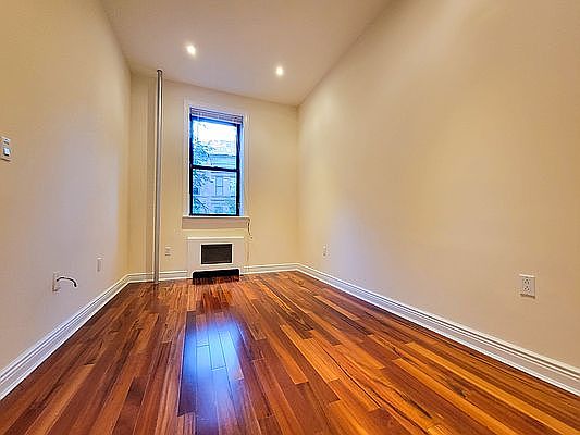 2nd image of 40 W 95th St #33