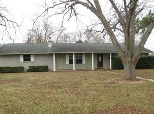 118 Lazy Ln, Lake Jackson, TX 77566