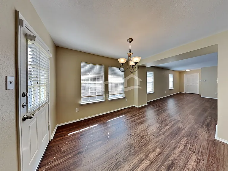 2124 Van Zandt Dr — Photo 5