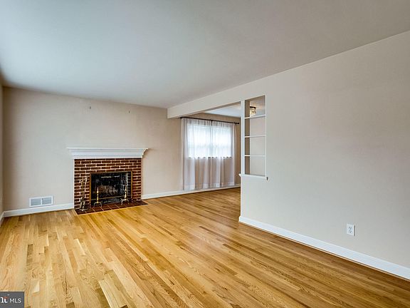 3rd image of 5905 Arlington Blvd