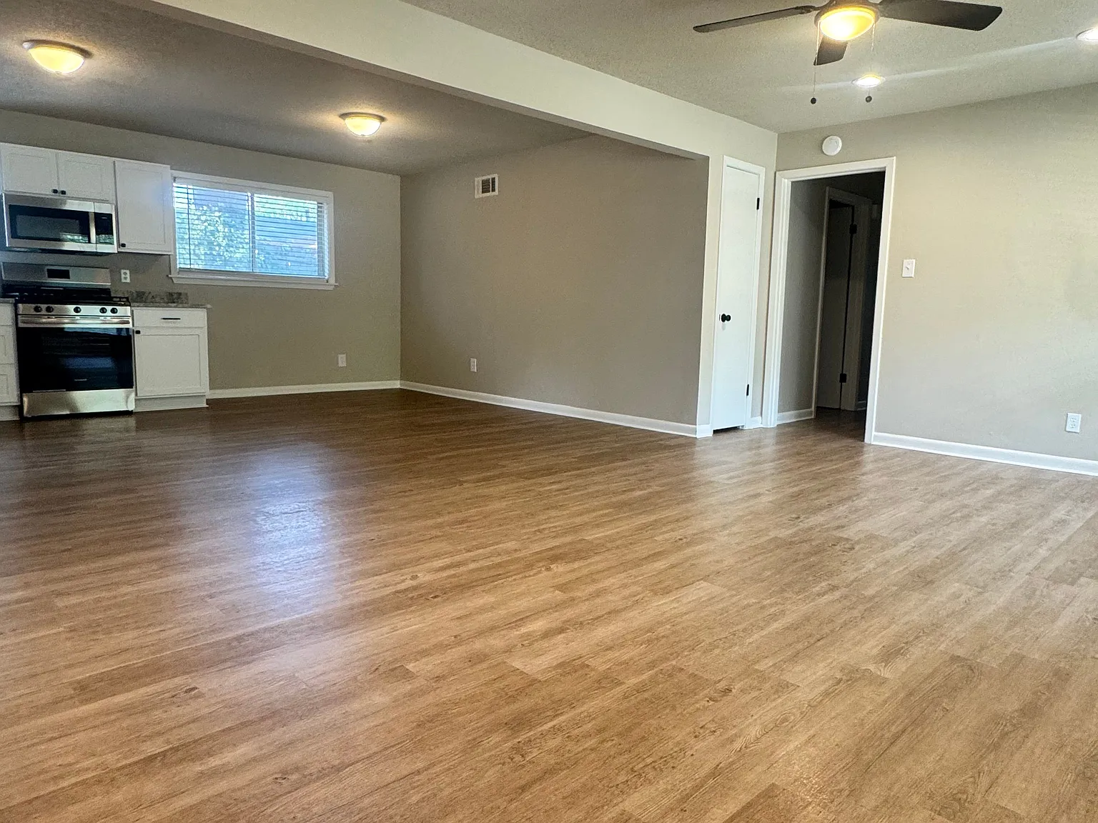 3 bed, 1.5 bath, 1188 sqft, $1,850 — Photo 2