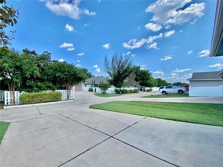 1812 Lost Maples Loop — Photo 40