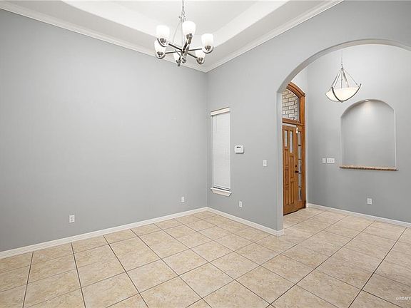 3rd image of 808 Empress St