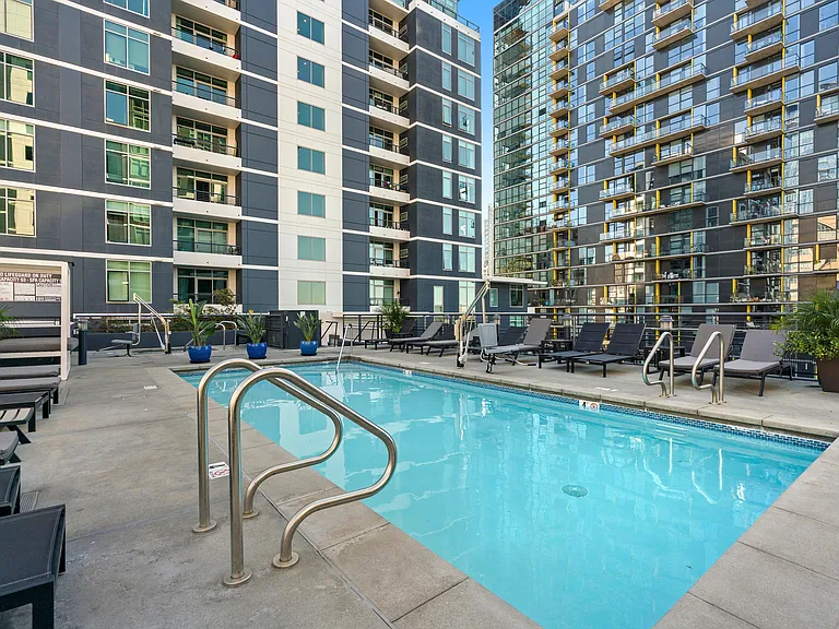 425 W Beech St #601 — Photo 60