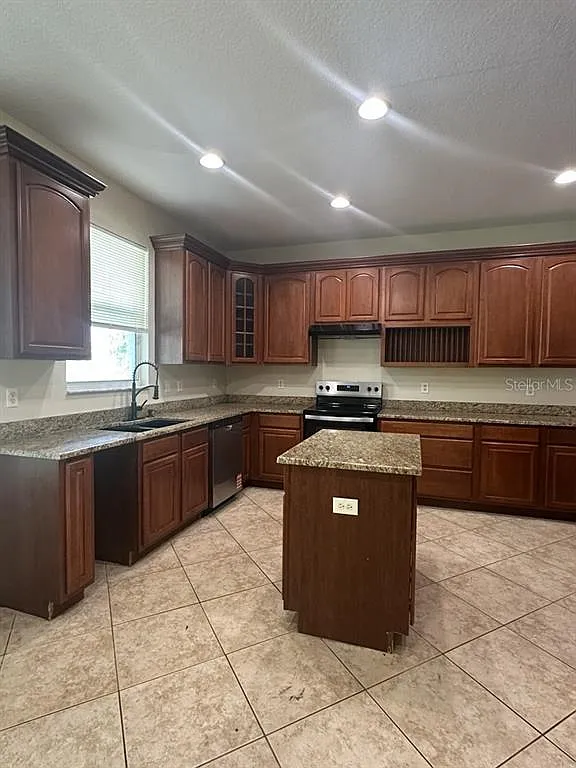 4 bed, 3.5 bath, 2888 sqft, $3,100 — Photo 4