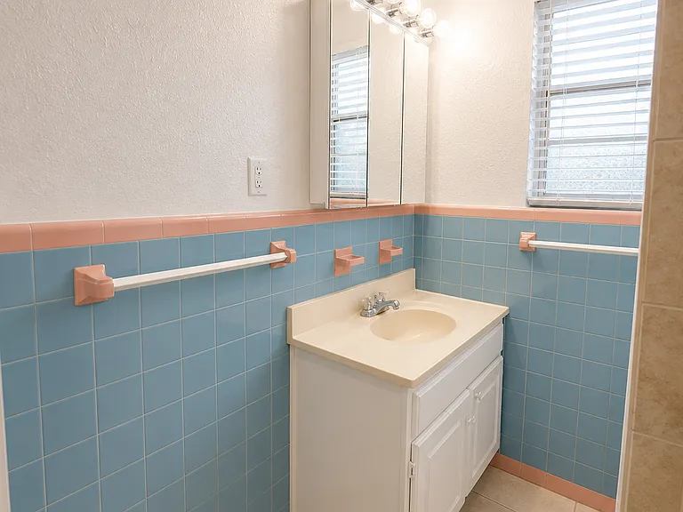 1145 Cordova Ave — Photo 14