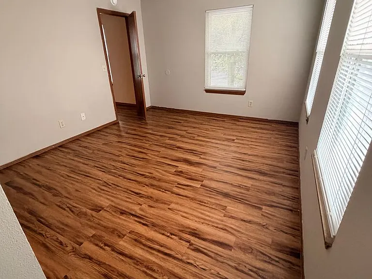 1030 E Walnut St — Photo 9