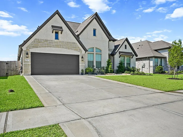 929 Wormwood Dr — Photo 2