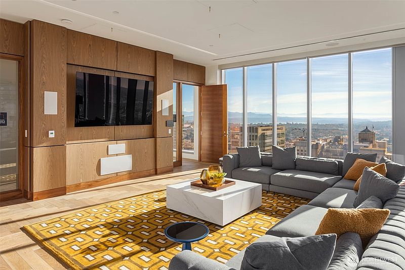 4th image of 800 Columbia Street #1606