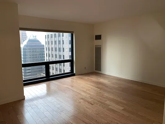 Rented by iAdvise Real Estate LLC | media 28