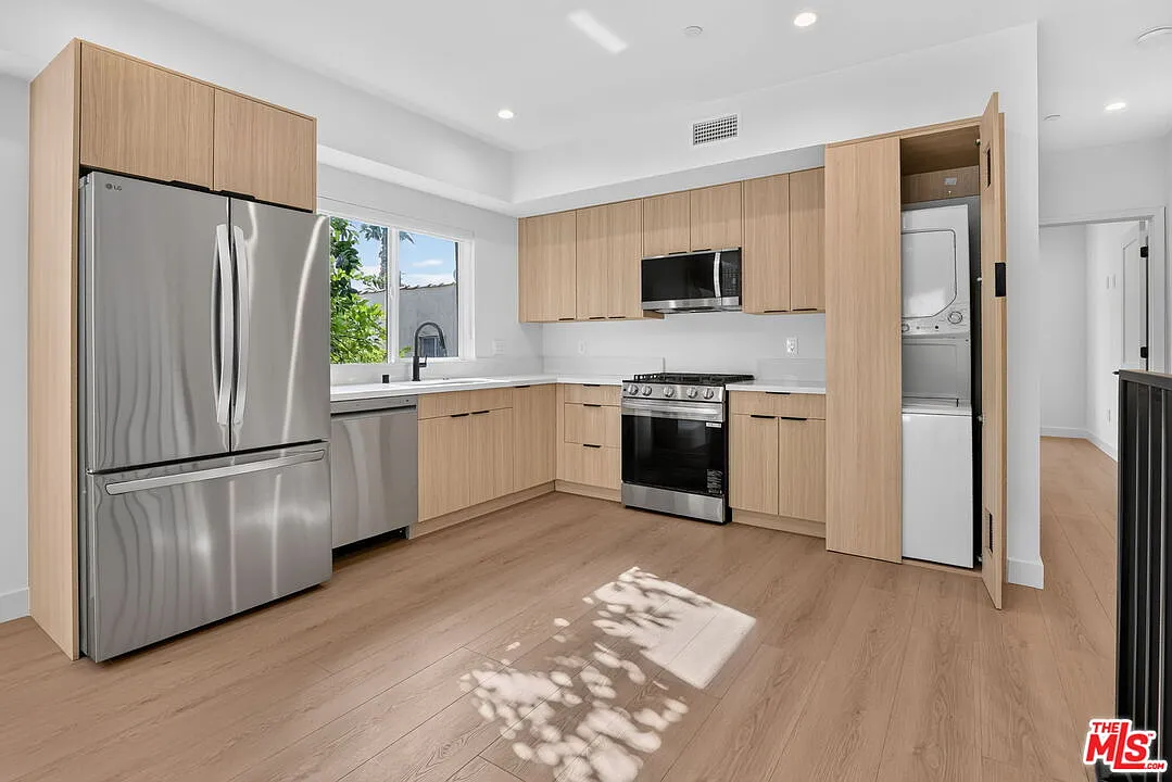 4 bed, 4.0 bath, 1854 sqft, $4,583 — Photo 3