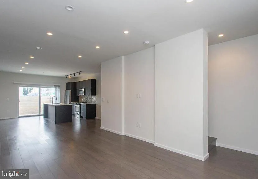 3 bed, 2.5 bath, 1989 sqft, $2,600 — Photo 3