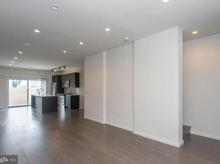 527 W Jefferson St — Photo 3