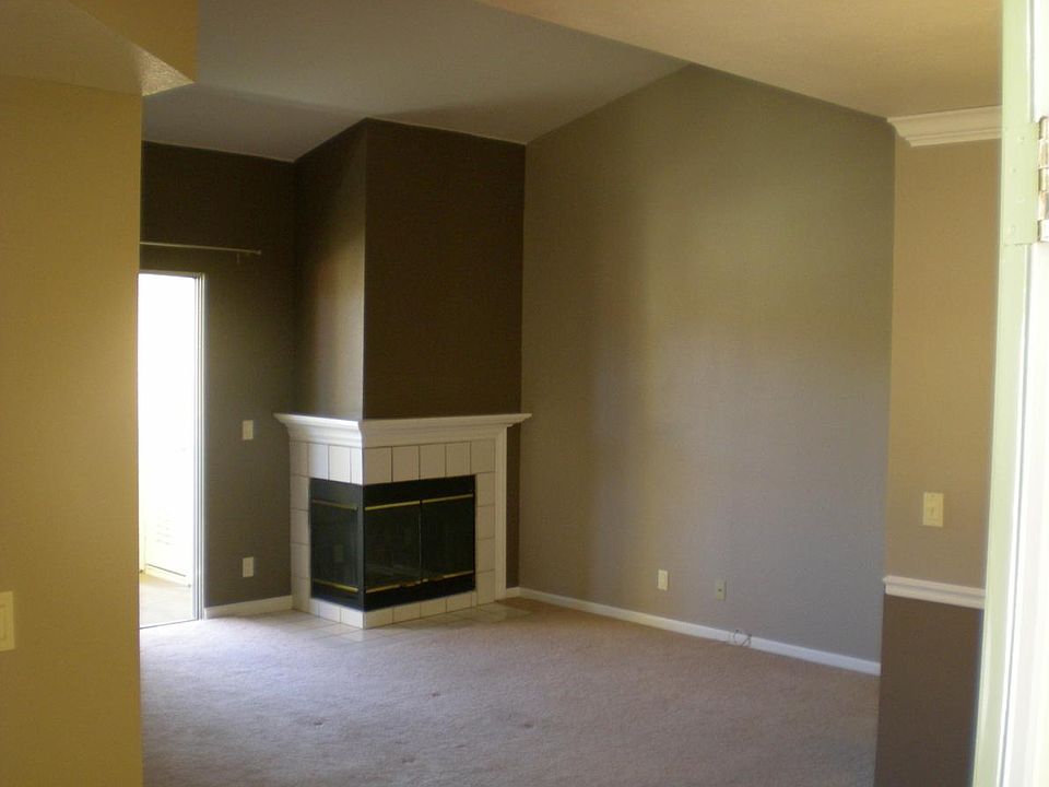 Livingroom with fireplace