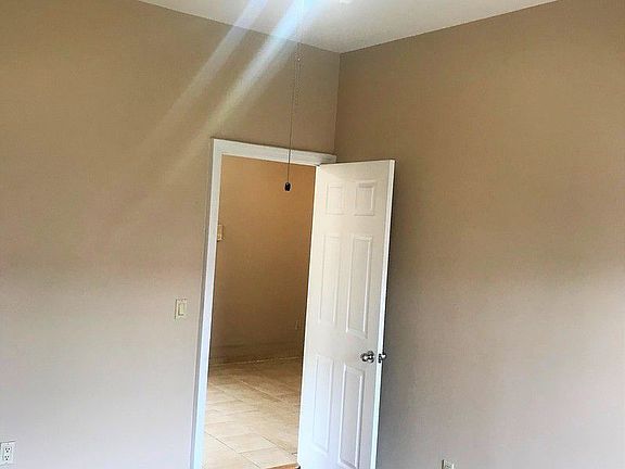 4th image of 2548 35th St APT 3F