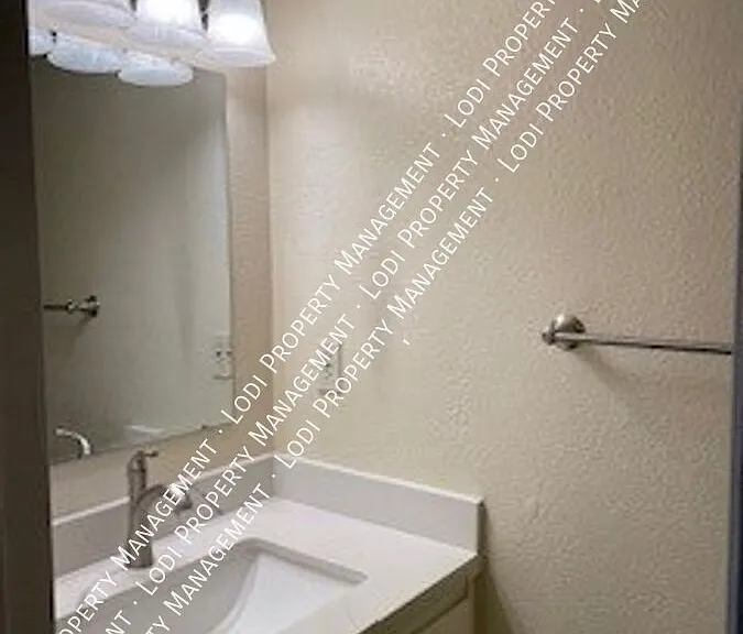 1403 W Lockeford St — Photo 45