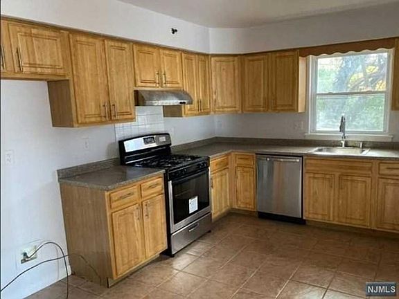2nd image of 138-140 Schuyler Ave