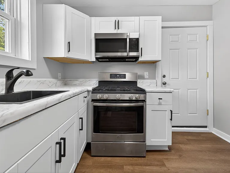 1201 Tallwood St #2 — Photo 3