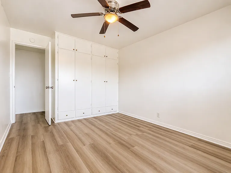 242-256 E Navilla Pl — Photo 7