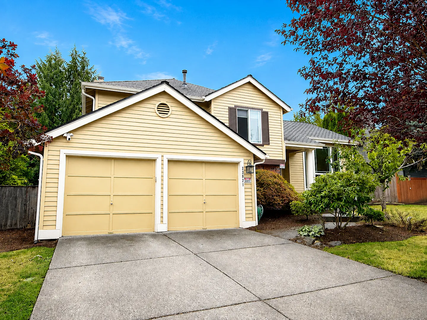Beautiful Summer Ridge Home in Sammamish Spacious, Updated & Fenced Yard — Photo 2