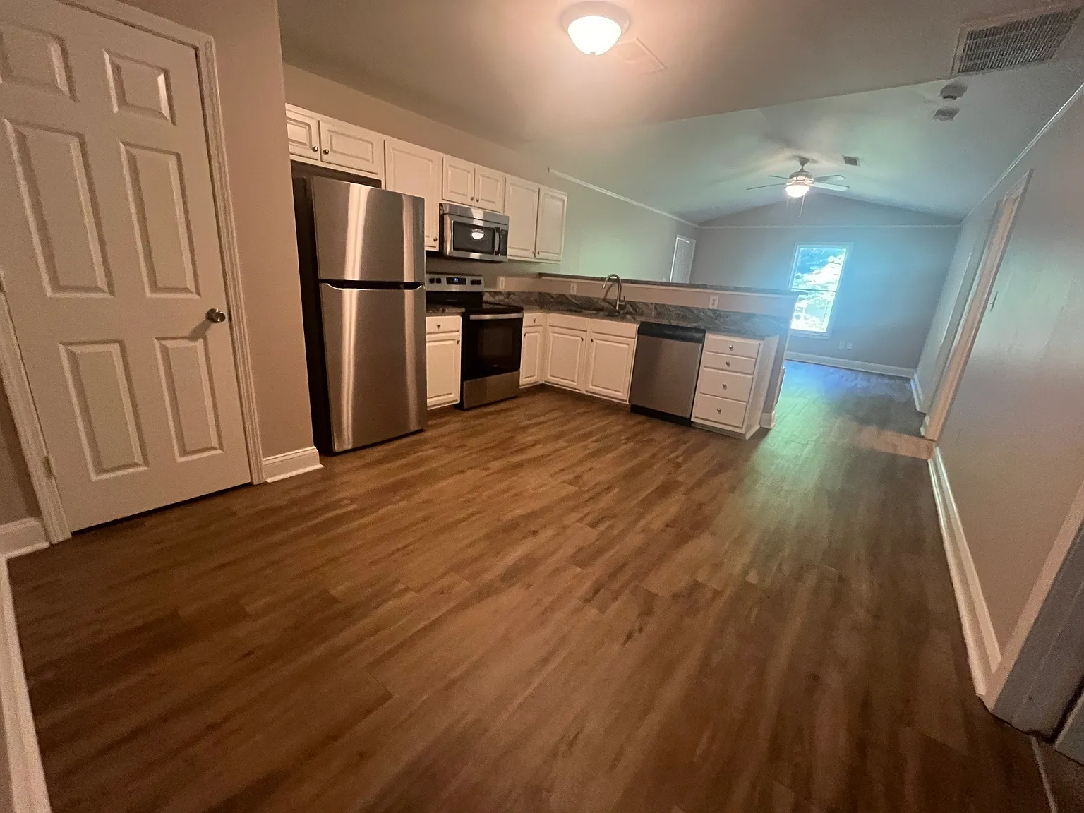 2 bed, 1271 sqft, $1,530 — Photo 4