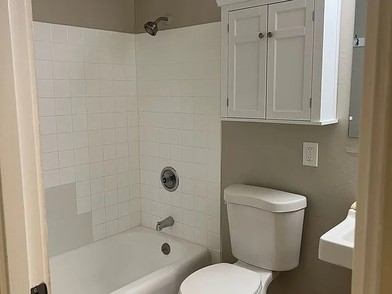 The Chateau Apartments — Photo 7