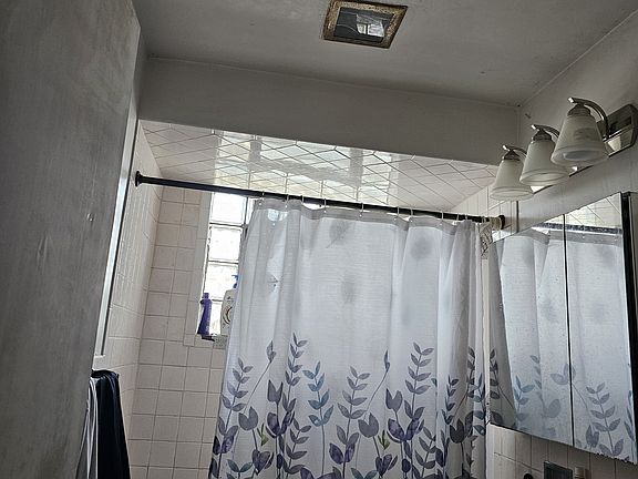 3rd image of 6440-6442 N Richmond St #2A
