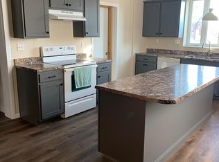 1020 9th St #A, Highland, IL 62249