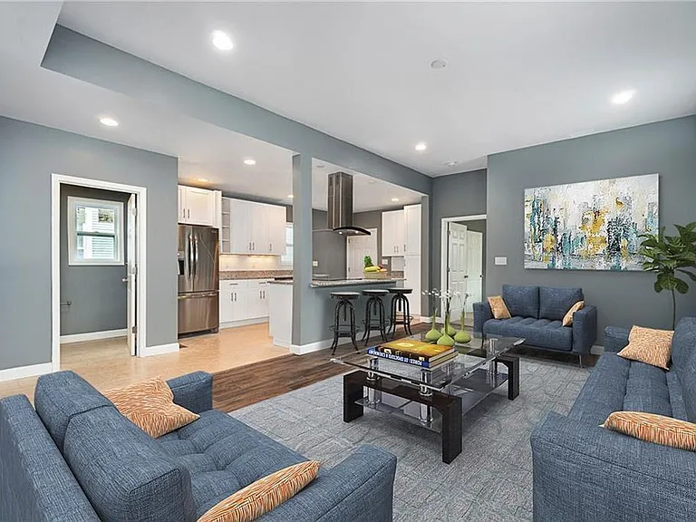 313 W 36th St — Photo 15