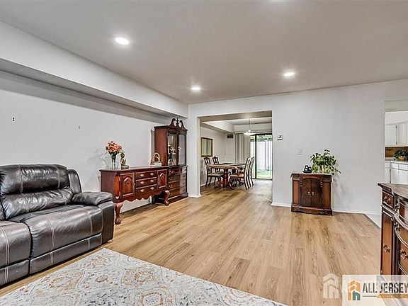 4th image of 7402 Hana Rd
