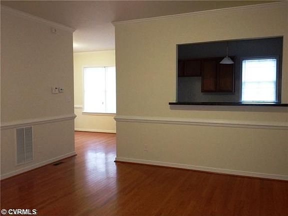 4th image of 224 E 12th St