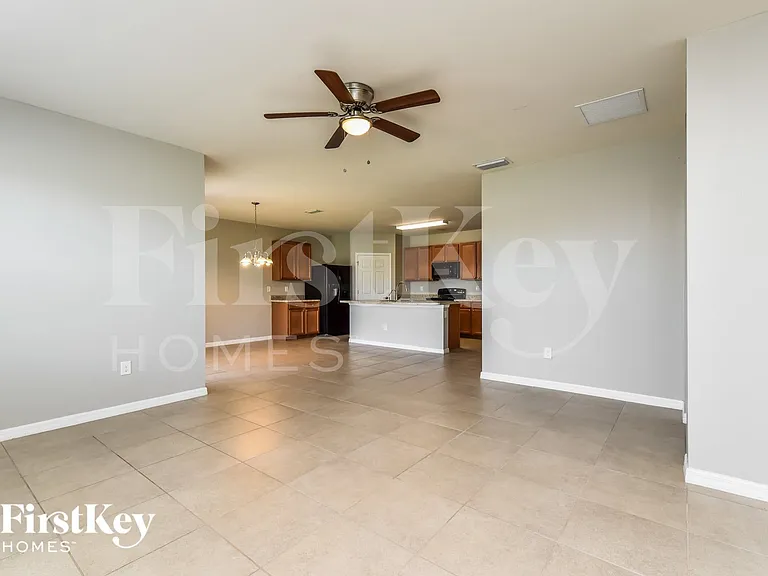 533 NW 13th Ter — Photo 3
